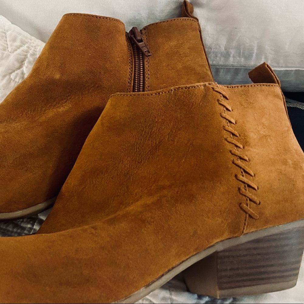 👢🍁Booties… very good used condition. Cognac brown suede from OLD NAVY 🍁🍁🍁🍁